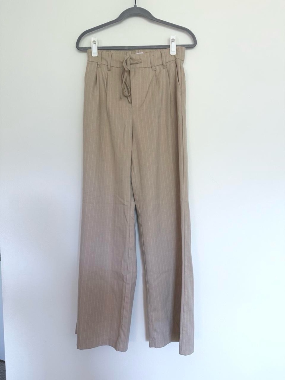NWOT SO™️ Juniors White and Tan Pinstripe Wide-Leg Trousers Medium